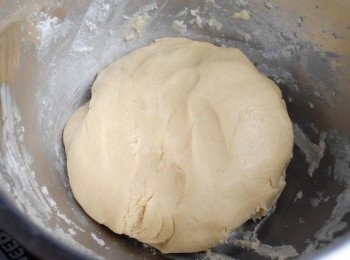 step2: 用手搓成麵糰，用保鮮紙包好，放入雪櫃30分鐘