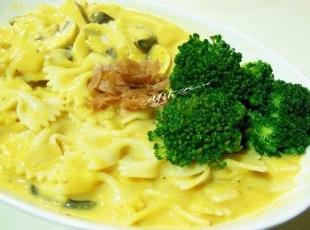 step6: [裝飾<span class="group_1">食材</span>]素火腿切薄片再切細絲，一點點油煎至微焦，放在裝盤的麵上裝飾