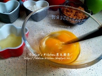 step4: 翌日將一隻雞蛋分開蛋黃及蛋白 , 餘下兩隻雞蛋連同一隻雞蛋的蛋黃拌勻成蛋液