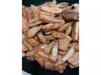 step5: 所有的材料炒均勻之後，換去鍋子裡開始燉煮，倒進蓮藕和花肉，倒進砂糖和水350ml，大火煮開