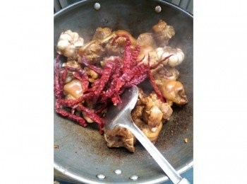 step4: 把紅辣椒乾和薑片也放進去繼續翻炒均勻，炒出香味