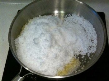 step2: 鍋倒入粗鹽炒至鹽開始發熱灰色