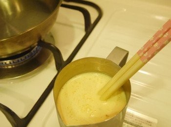 step7: 歐姆蛋材料: 蛋2顆(100cc):鮮奶油50cc:半匙鹽 ☞使用筷子攪拌讓空氣進入