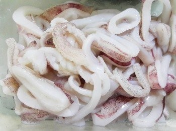 step3: 再起鍋倒入小卷加入黑胡椒粉及少量鹽巴調味炒到5-6分熟起鍋備用