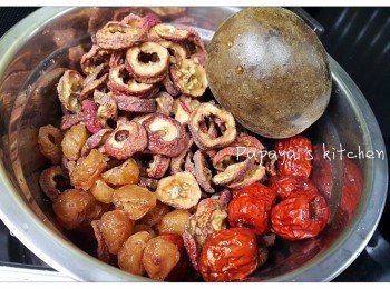 step1: 1. 洗乾淨材料，羅漢果壓散後用水略沖乾淨
2. 全部材料和2公升水一齊煲滾後計30分鐘熄火，焗多30分鐘，隔渣後就飲得啦！