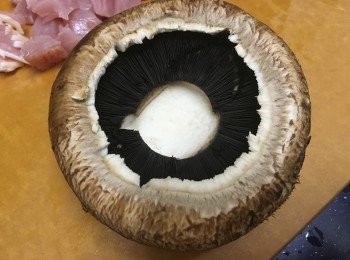 step1: 用廚房紙巾清潔菇的表面，切勿用水洗，去蒂備用