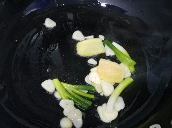 step1: 雞亦先洗淨，抹乾，用鹽醃 15 分鐘。
落油爆薑蔥蒜。