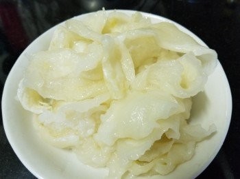step2: 花膠，已預早一晚浸泡好，再用薑片，黃酒出水備用