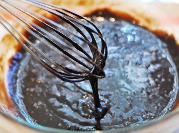 step4: 加入步驟2巧克力與奶油一同拌勻