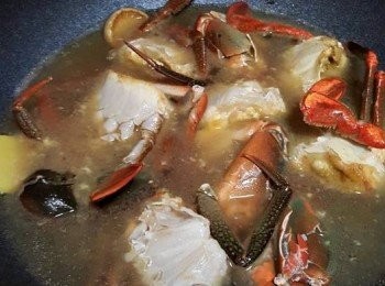 step2: 熱鑊下多些油，下薑略炒，放入蟹身，有蟹膏既一面向下，大火煎至蟹膏金黃