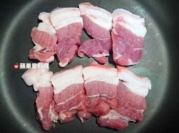step3: 取鍋放入五花肉，開中火慢煎（不用放油）。