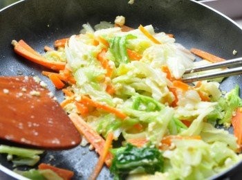 step6: 用筷子與鍋鏟快速攪拌，讓鹹蛋充分拌勻即可