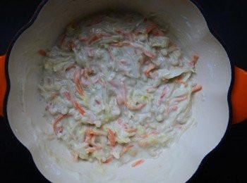 step4: 將炒好的餡料到入麵糊中攪拌均勻靜置5分鐘備用