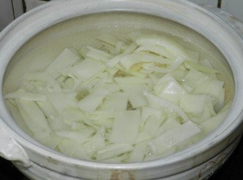 step2: 將竹筍與肉片放入熱水中煮滾