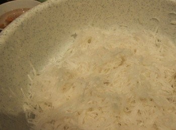 step2: .白蘿蔔去皮刨絲