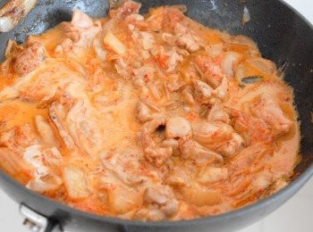 step3: 再下150毫升熱水和淡忌廉，下鹽和黑胡椒粉調味，煮沸，再下意粉拌勻即成！