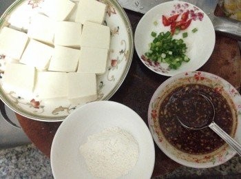 step1: 豆腐切成約5cm長，3cm寛，2cm厚的塊，蔥切碎，辣椒切成圈，蒜頭剁蓉。