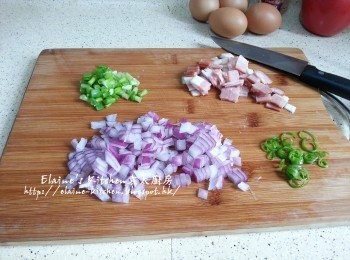 step3: 洋蔥去皮切細粒 , 煙肉切細片