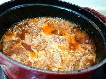 step8: 加入已混合的醬汁，汁滾後轉小火加蓋煮15分鐘，熄火後焗15分鐘