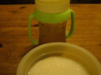 step1: 今天的副食品『水梨稀粥』2份和點心『水梨汁』 目前李子的飲食時間慢慢固定下來了 食物形狀方面：已經從泥狀轉成可以吃一點帶固體的食物