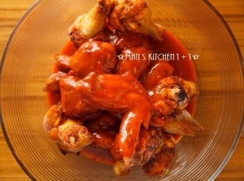 step4: 最後等雞翅烤好後和步驟3的<span class="group_2">醬汁</span>均勻混合後就完成了。