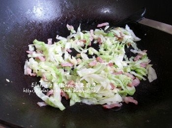 step4: 燒紅鑊 , 爆香煙肉後加入椰菜及少許水拌勻炒至軟身盛起