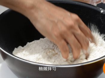 step2: 加入麵粉,糖及酵母,拌勻