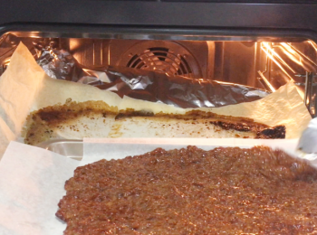 step7: 之後倒走肉水流出的水，又或將底的牛油紙換新一張。