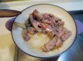 step4: 下薑片慢火爆牛油
