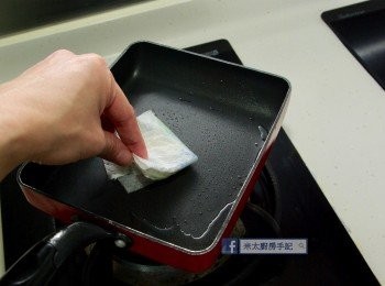 step4: 在方形平底鑊中，放入1茶匙油燒熱，然後用廚房紙抹去多餘油份。