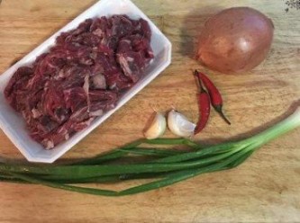 step1: 牛肉逆刀切片或切絲；蔥洗淨備用。