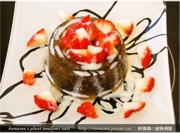 step4: 最後淋上些許的煉乳來增味，畢竟草莓與煉乳是最佳的雙人組合。