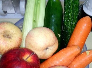 step1: 先把西芹、胡蘿蔔和蘋果洗淨，然後再把所有蔬果用熟水沖洗一次，避免肚痛。