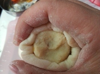 step9: 包上一粒餡料轉體埋口,埋口向下成圓形