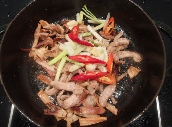 step7: 依序加入蒜頭辣椒一起翻炒,喜歡辣的朋友可以多加一些辣椒及蒜頭,香氣十足又夠味。