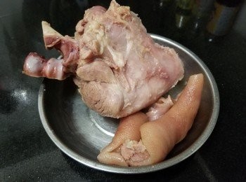 step5: 大火滾起轉中細火，焗煮 2 小時，取出咸豬手放涼，湯汁留用