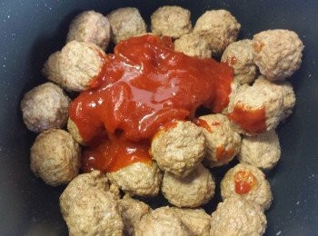 step3: 將肉丸放入電飯煲內，再加入<span class="group_2">醬料</span>，按動「開始」按鈕。