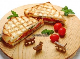 step9: 完成後的三明治也可以利用燒烤盤加上鑄鐵蓋做加熱(或任何有重量的容器或鍋具皆可),將三明治烤出香酥的條紋,經過壓製而煎烤出香酥脆的三明治,就是義大利的【帕里尼】。