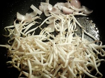 step2: 將洋蔥，芽菜略炒兩分鐘