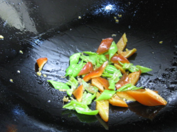 step4: 熱油鍋，下青紅椒，薑末翻炒。