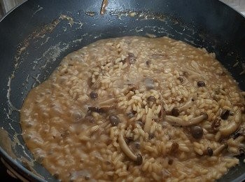 step5: 小記: 煮意大利飯的濕度與軟硬度，好取決於個人、 所以浸牛肝菌水的水多少，亦可隨自己喜歡而加上。