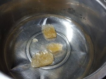 step2: 冰糖65g用食用凍開水300g煮溶