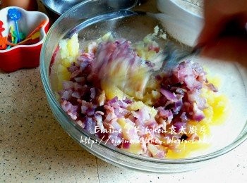 step5: 將煙肉洋蔥粒加入拌勻靜待20分鐘
