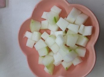 step1: 冬瓜切粒連同薑用細火先煲30分鐘
