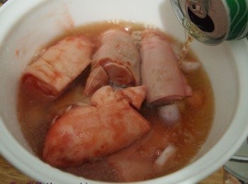 step1: 醃料:
紅葱蒜 4粒
啤酒  1罐
叉燒醬 1湯匙
白胡椒 適量
糖   1茶匙
花雕酒 2茶匙