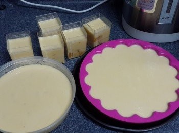 step8: 再將芒果牛奶分別輕輕倒入裝有芒果粒的容器中