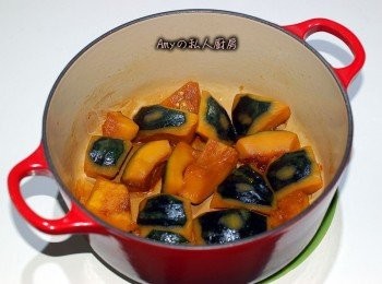 step6: 煮的過程中可將鍋子拿起稍微搖晃一下將醬汁都裹在南瓜塊上,當醬汁快收乾時即可熄火