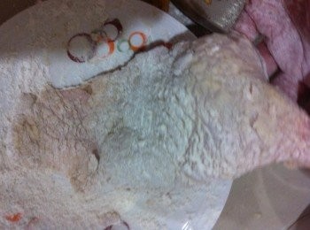 step4: 在一次的沾上炸雞粉，靜待3分鐘。