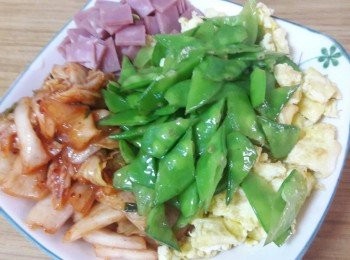 step2: 雞蛋先打炒蛋碎  ; 泡菜切粗粒  ; 火腿片切粗片 ; 荷蘭豆斜切再炒一下