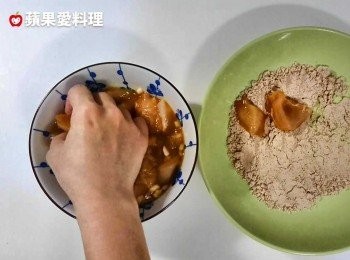 step3: 將雞肉從醃料中取出，沾松子核果粉，用手抓一抓（醃料不要倒掉）。